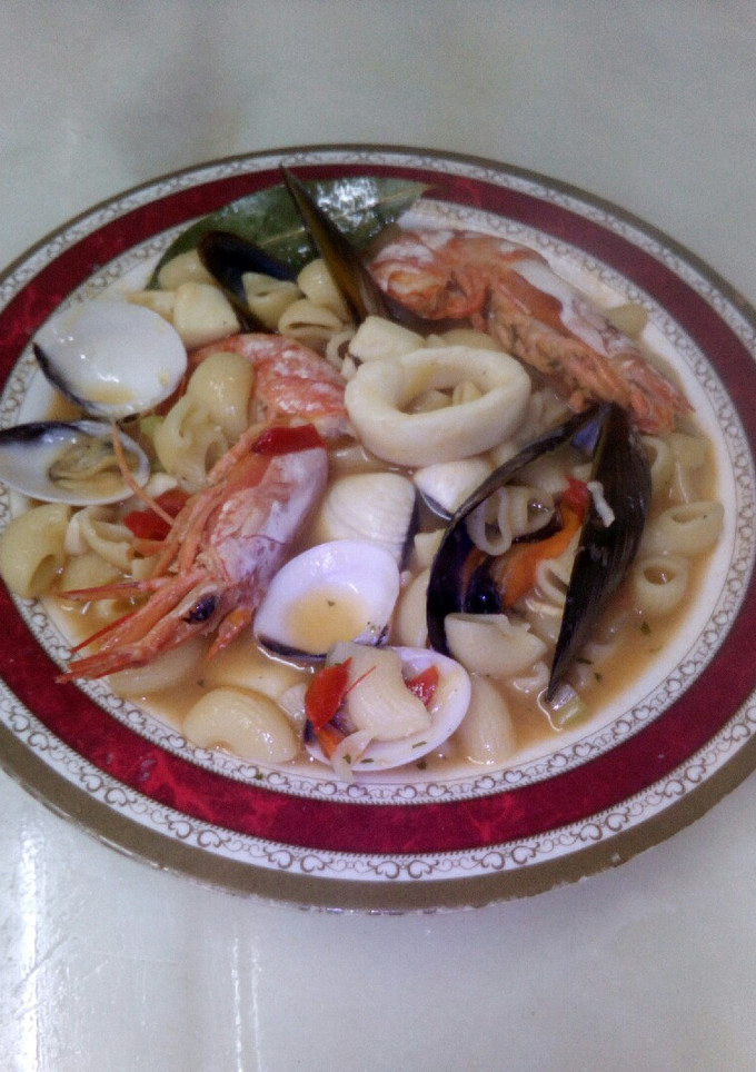 Una foto de Pasta de caracol con marisco