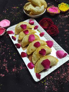 मावा गुजिया (Mawa gujiya recipe in hindi) रेसिपी मुख्य फोटो