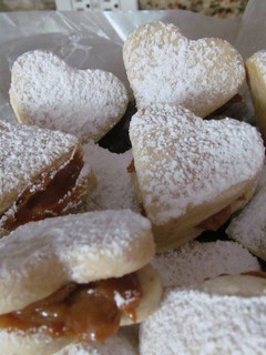 Una foto de Deliciosos alfajores con dulce de leche, 15 alfajores a lo Carmelita