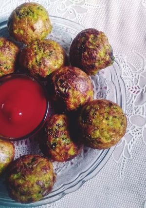 पोष्टीक पालक अप्पे (palak appe recipe in marathi) रेसिपी चे मुख्य फोटो 