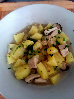 Una foto de 🥜Patatas guisadas con boletus🍄