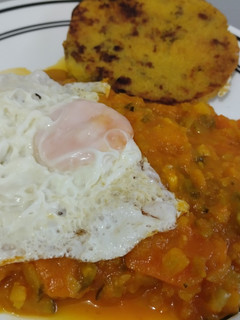 Una foto de Guiso de calabacín🍅🥕y zanahoria🥒con tomate🍛🍳🥘
