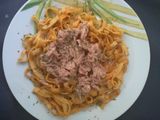Tallarines de pescado con pimentón ahumado picante y atún