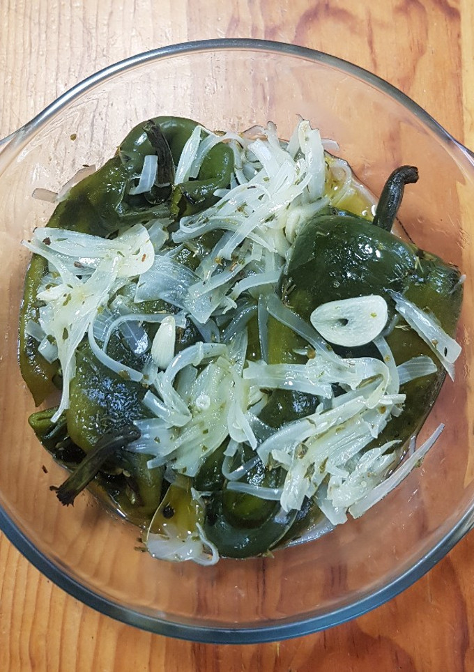 Una foto de Chiles poblanos en escabeche