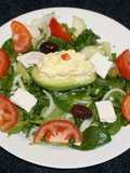 PALTA RELLENA CON ENSALADA DE HUEVO SOBRE UNA CAMA DE ESPINACA CON BERROS. JON STYLE