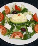 PALTA RELLENA CON ENSALADA DE HUEVO SOBRE UNA CAMA DE ESPINACA CON BERROS. JON STYLE