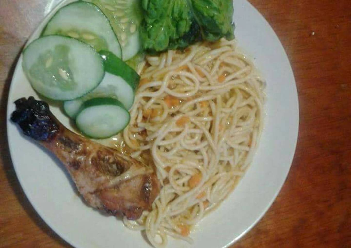 Espagueti... pepinos con lechuga orejona y pollo al horno