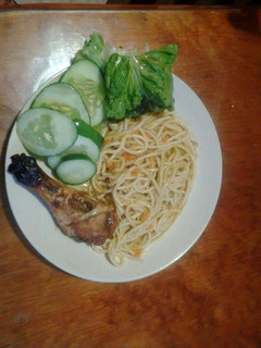 Una foto de Espagueti... pepinos con lechuga orejona y pollo al horno