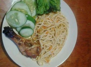 Una foto de Espagueti... pepinos con lechuga orejona y pollo al horno