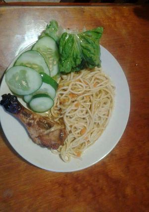 Una foto de Espagueti... pepinos con lechuga orejona y pollo al horno