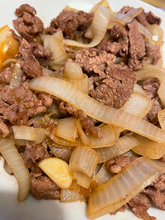 A picture of 清爽版牛小排丼(牛肉片炒洋蔥).