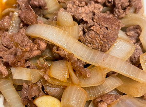 清爽版牛小排丼（牛肉片炒洋蔥） 的食譜成品照片