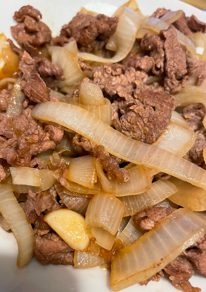 清爽版牛小排丼（牛肉片炒洋蔥） 的食譜成品照片
