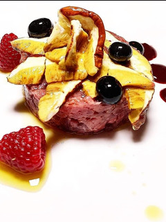 Foto di Tartare di Fassona, carpaccio di porcini e frutti di bosco
