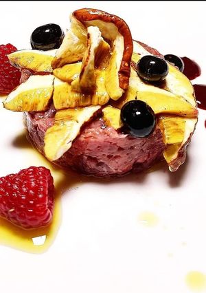 Foto di Tartare di Fassona, carpaccio di porcini e frutti di bosco