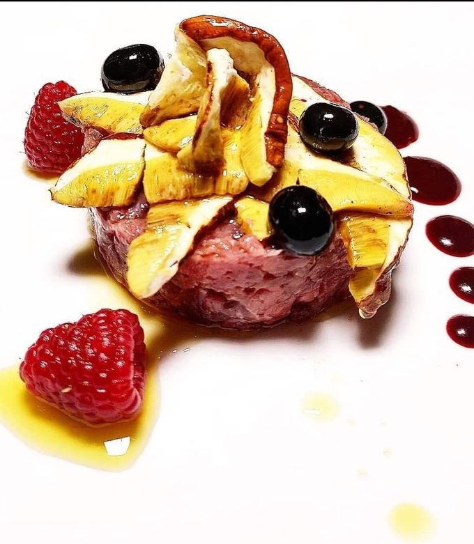 Foto di Tartare di Fassona, carpaccio di porcini e frutti di bosco