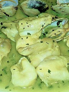 Una foto de Cocochas de bacalao y almejas en salsa verde