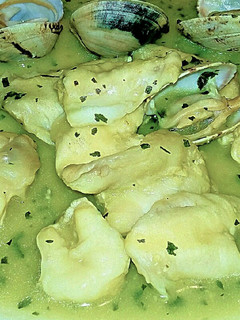 Una foto de Cocochas de bacalao y almejas en salsa verde