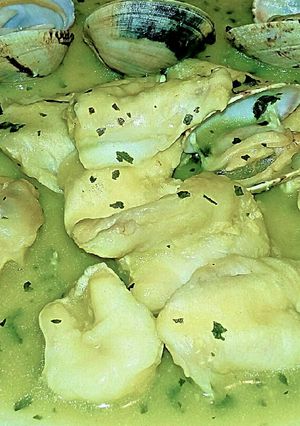 Una foto de Cocochas de bacalao y almejas en salsa verde