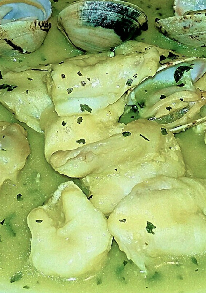 Una foto de Cocochas de bacalao y almejas en salsa verde