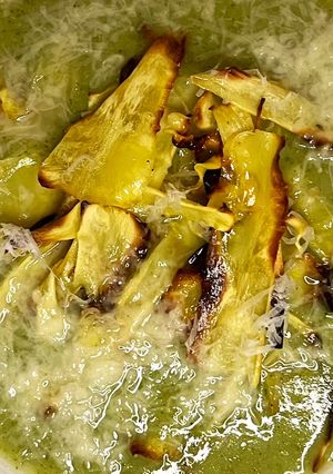 Une photo de Soupe de broccoli avec des chips de panais