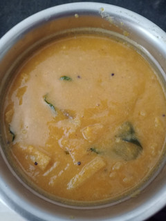 வாழைத்தண்டு குழம்பு(valaithandu kulambu recipe in tamil) செய்முறை முக்கிய புகைப்படம்
