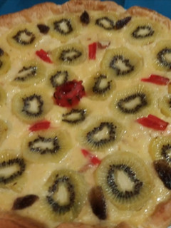 Una foto de Tarta de manzana y kiwi con crema pastelera