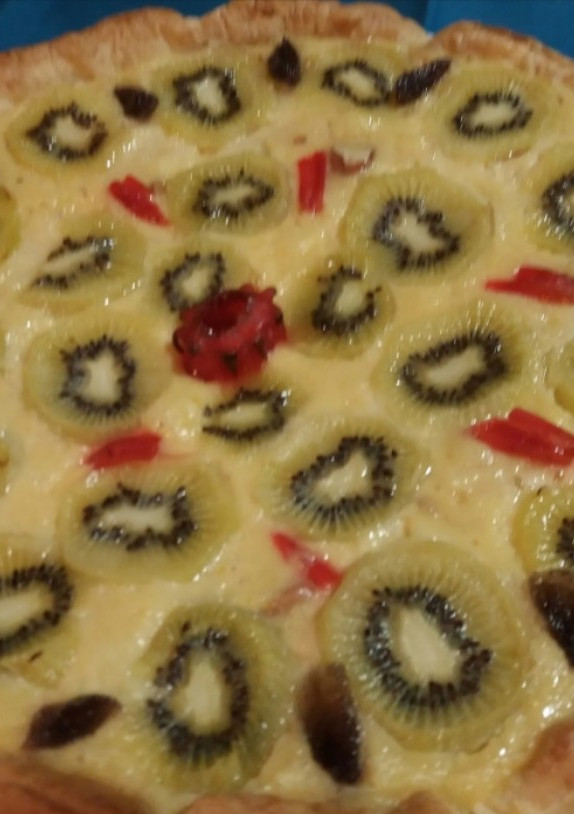 Una foto de Tarta de manzana y kiwi con crema pastelera