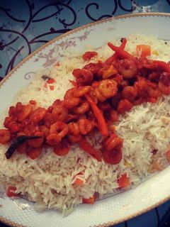 صورة لوصفة روبيان على الطريقة الصينية مع ارز الخضار