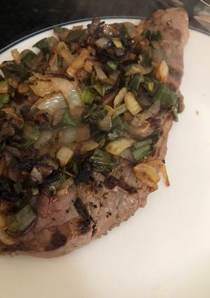 Una foto de Bife encebollado