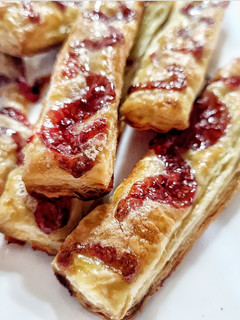 Una foto de Barritas de hojaldre glaseadas con mermelada de frambuesa