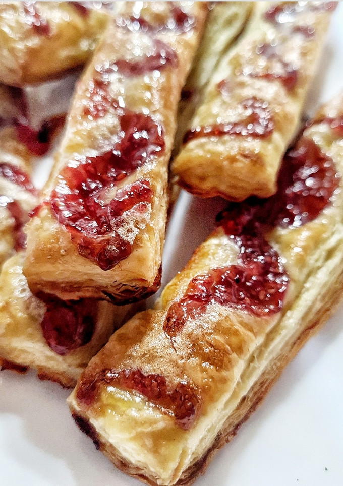 Una foto de Barritas de hojaldre glaseadas con mermelada de frambuesa