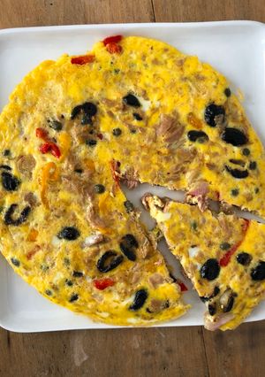 Une photo de Omelette aux miettes de thon et poivron