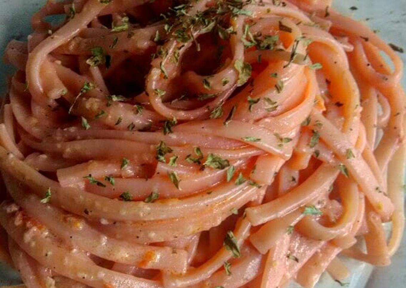 Tallarín en crema de tomate