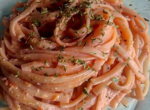 Una foto de Tallarín en crema de tomate