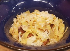 Una foto de Tallarines a la carbonara