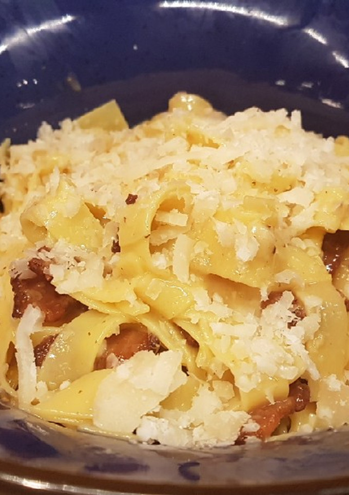 Una foto de Tallarines a la carbonara