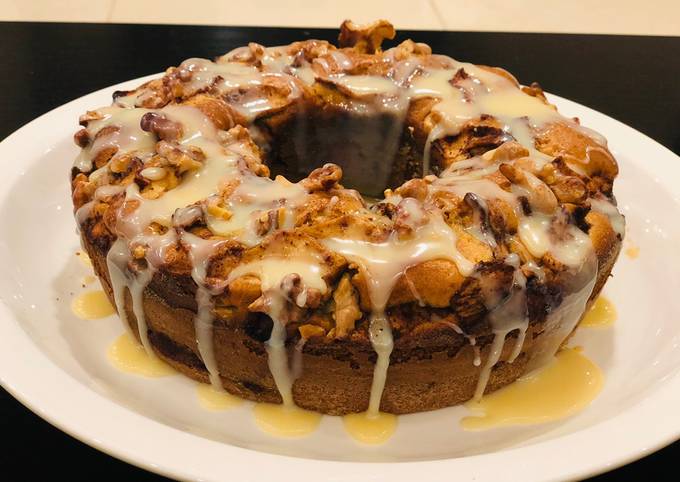 Apple cinnamon and walnuts cake