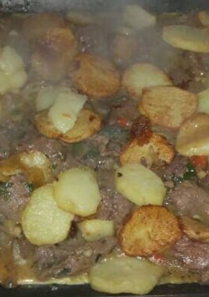 Una foto de Bola de lomo a la plancheta, con papas fritas y huevo👌🍴😉 !!!