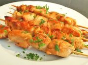 Una foto de brocheta de fruta para niños