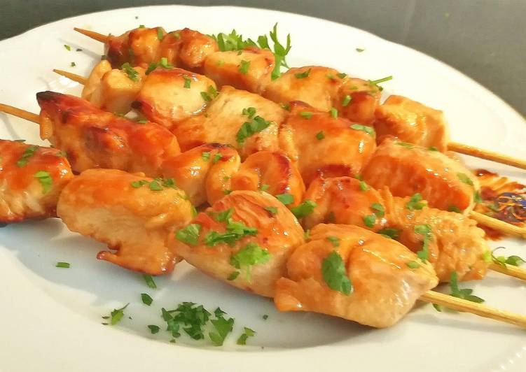 Brochetas de pollo marinadas