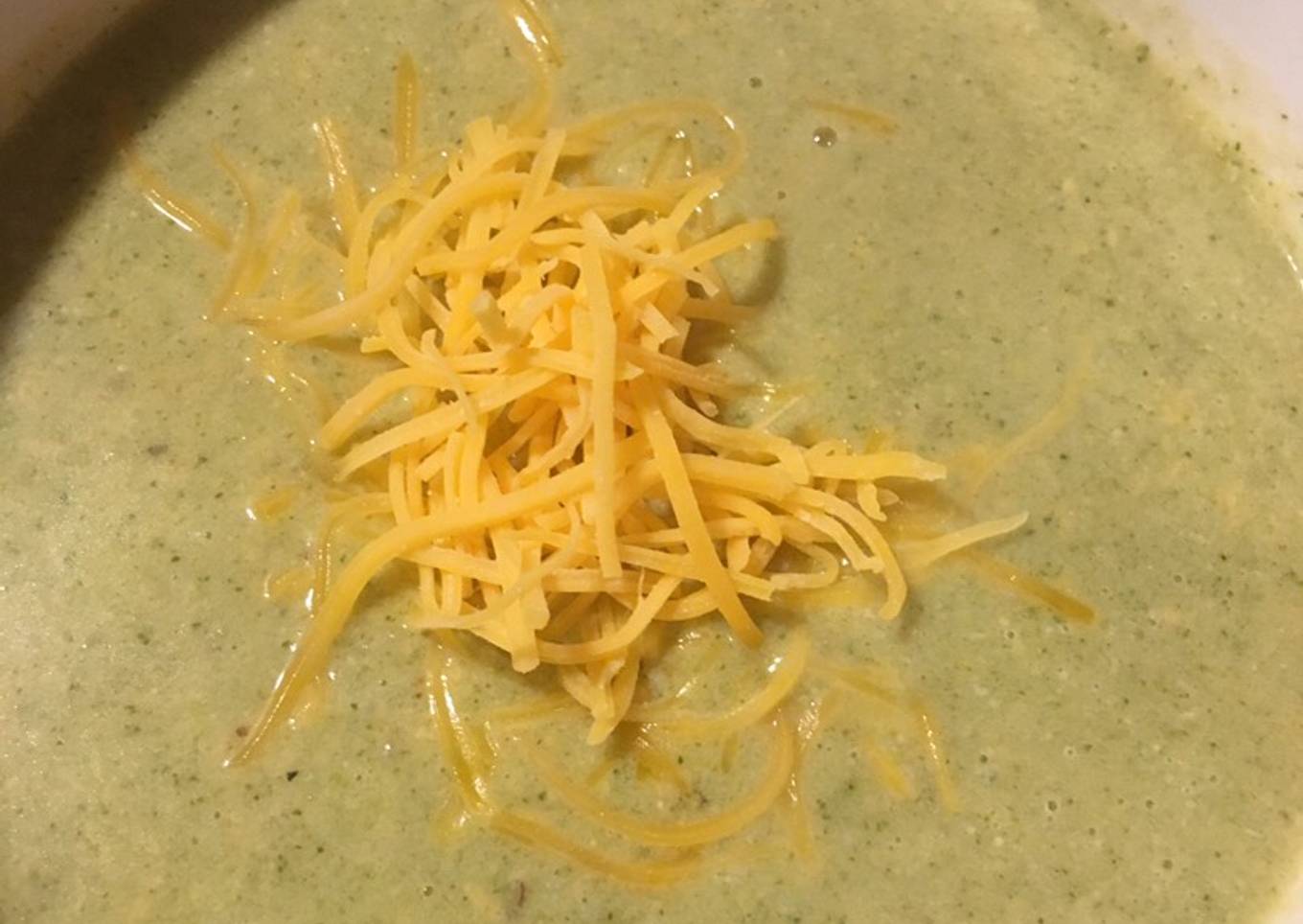 Crema de brócoli con queso cheddar