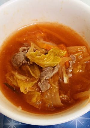 Hình của món Canh kim chi thịt bò nấu lười.