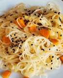 Fideos de arroz con pollo