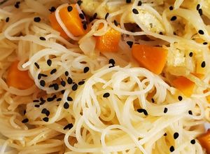 Una foto de Fideos de arroz con pollo