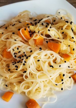 Una foto de Fideos de arroz con pollo