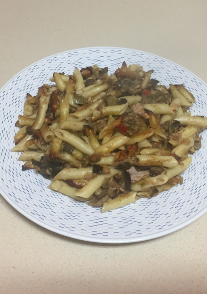 Una foto de Macarrones con verduras y atún al horno