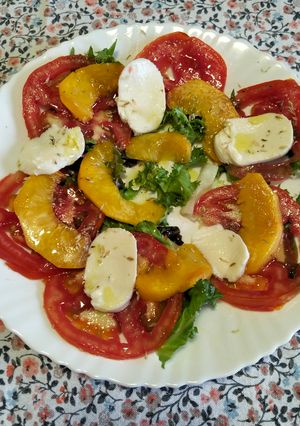 Una foto de Ensalada de tomate y melocotón