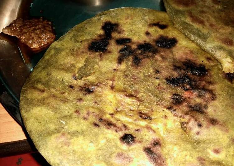 Palak ki roti stuffed with aloo and tamatar