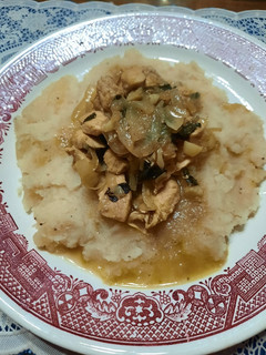 Una foto de Pollo al curry con puré